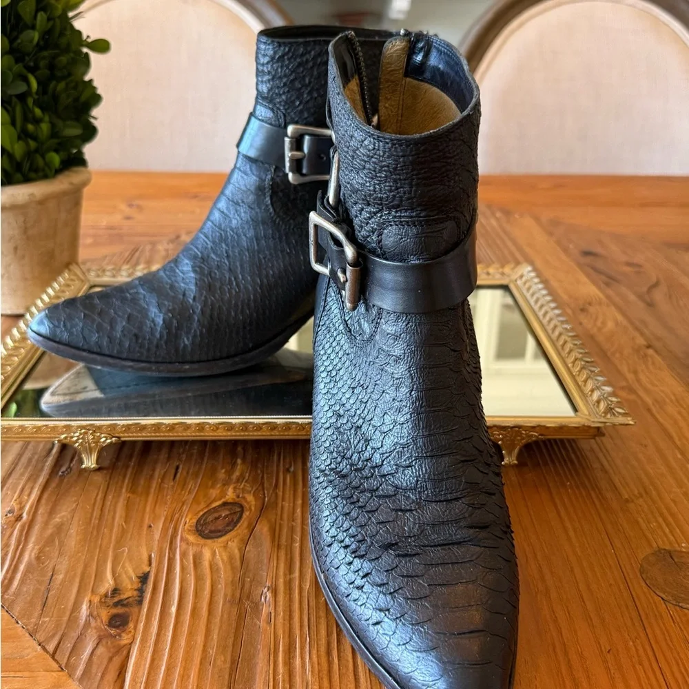 Frye Black Textured Leather Boot with Branded Interior/Size 8